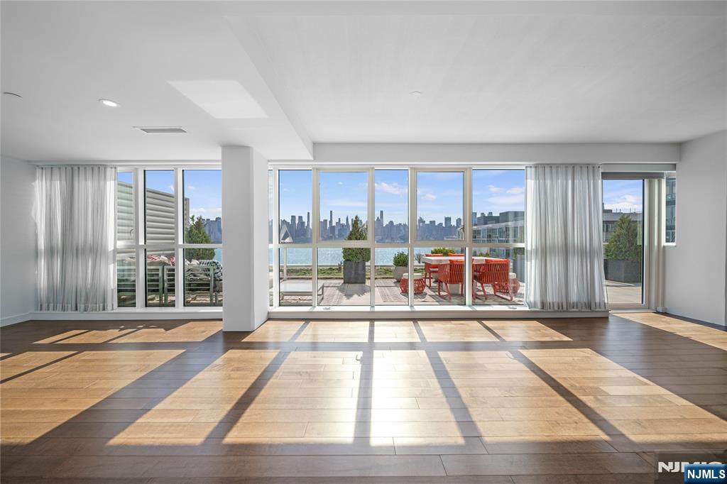 372 Adams St, Newark City, NJ, 07114-2902