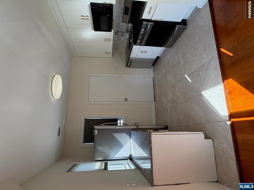 235 Lawrence Avenue - Photo 3