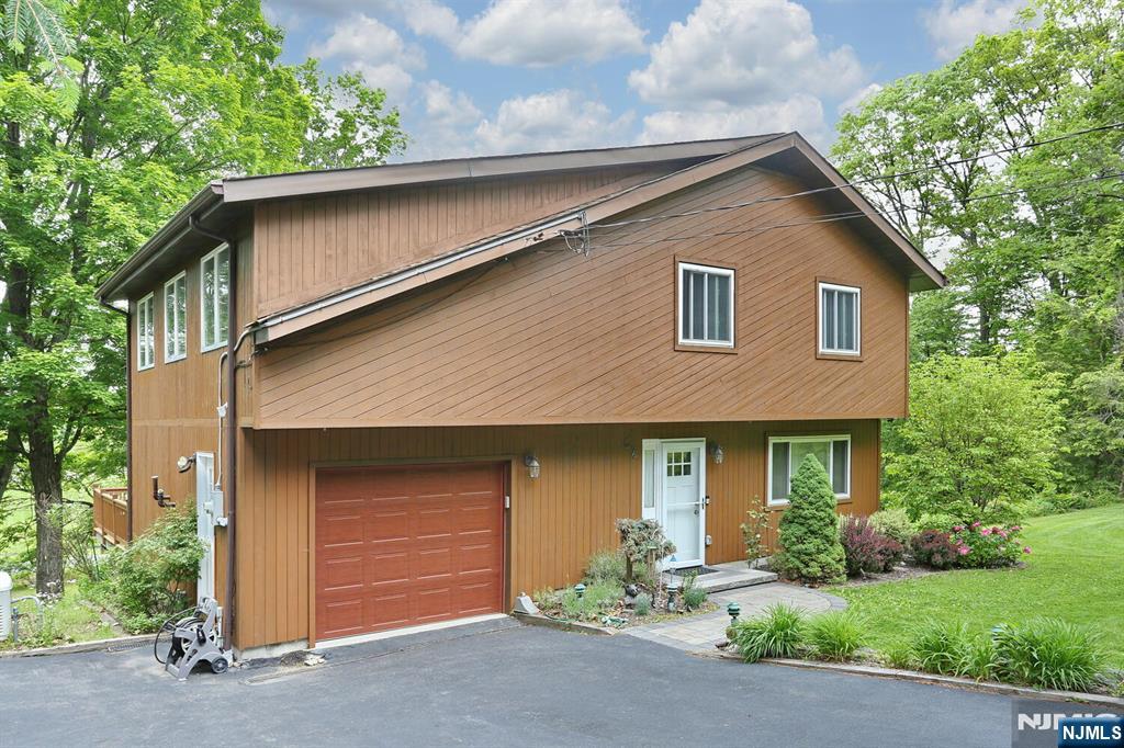 64 Larchmont Drive - Photo 2