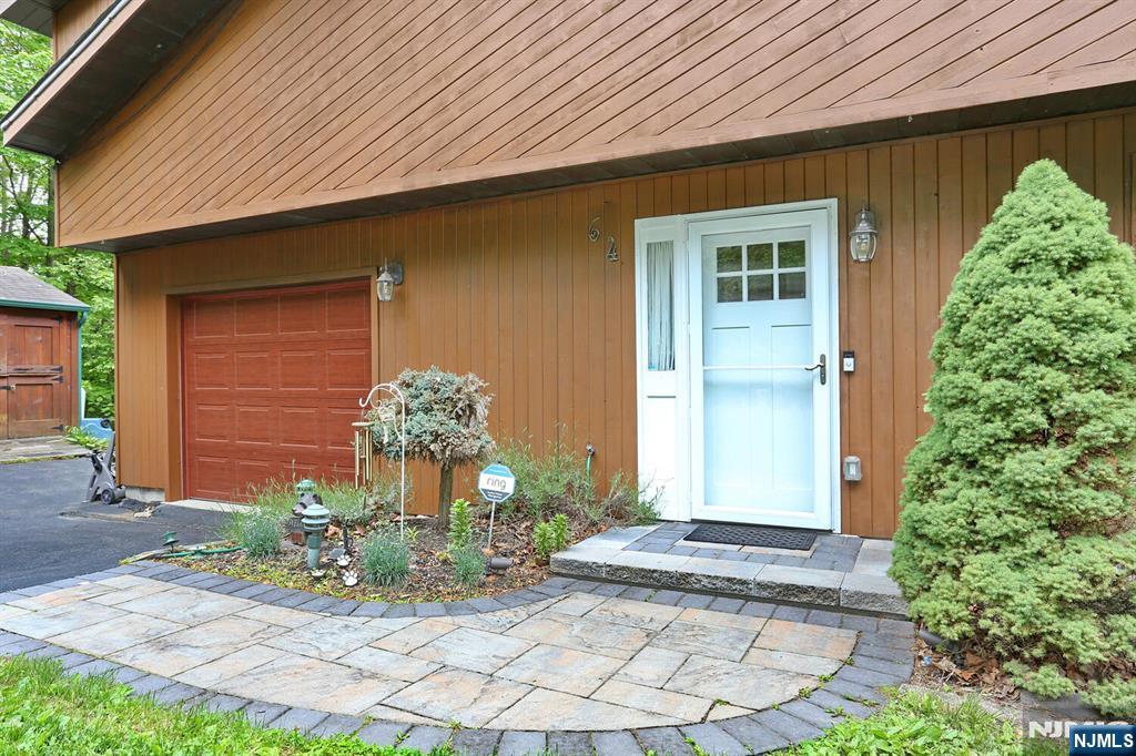 64 Larchmont Drive - Photo 3