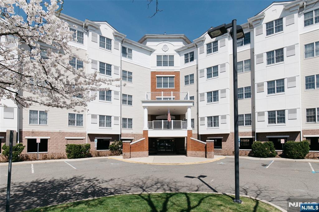 189 Forest Ave #108, Paramus, NJ 07652