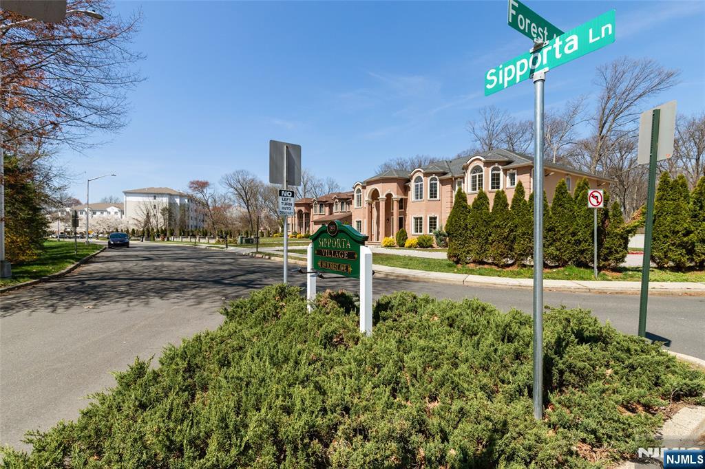 189 Forest Ave #108, Paramus, NJ 07652