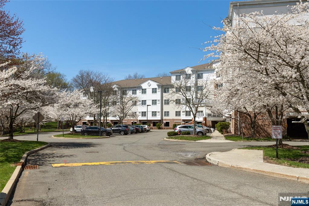 189 Forest Ave #108, Paramus, NJ 07652