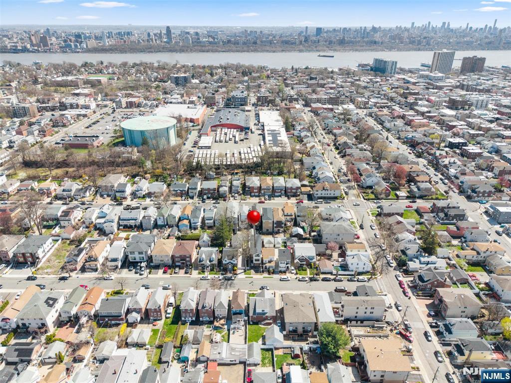 Close to NYC - Transportation to NYC is a short walk