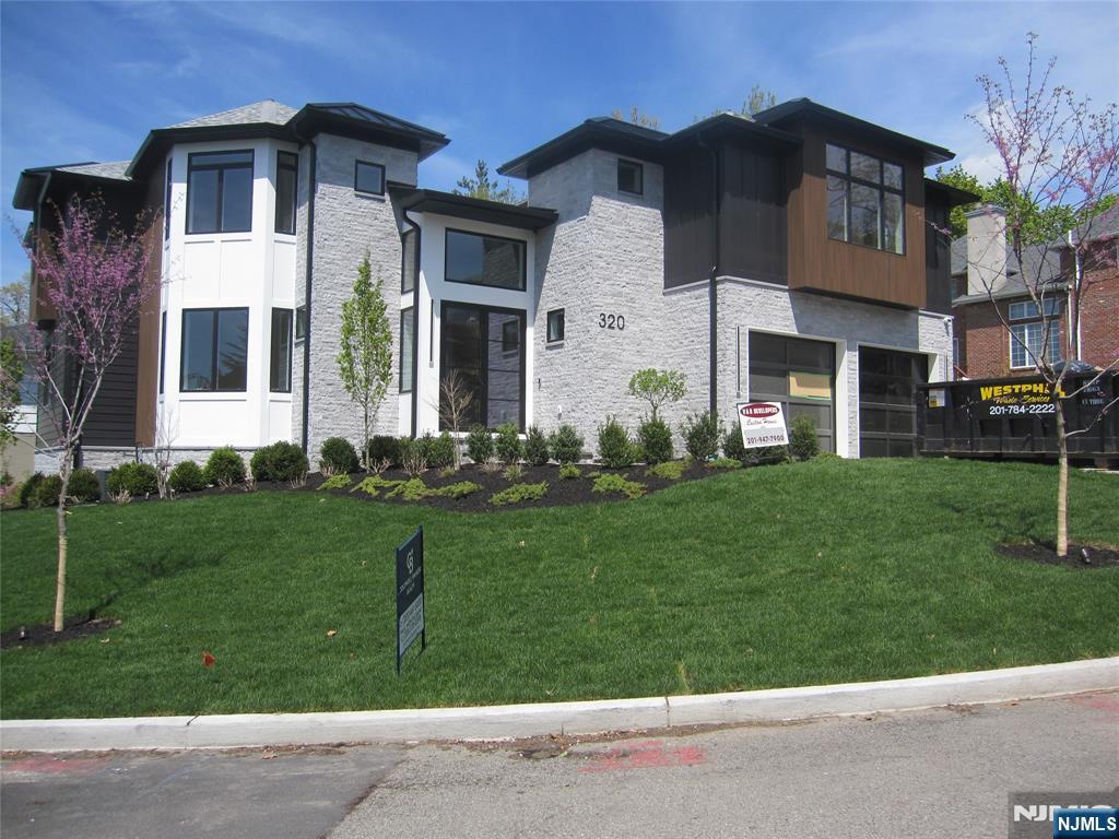 320 Bolz Street - Photo 2