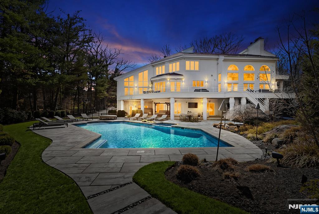 817 W Shore Drive - Photo 2