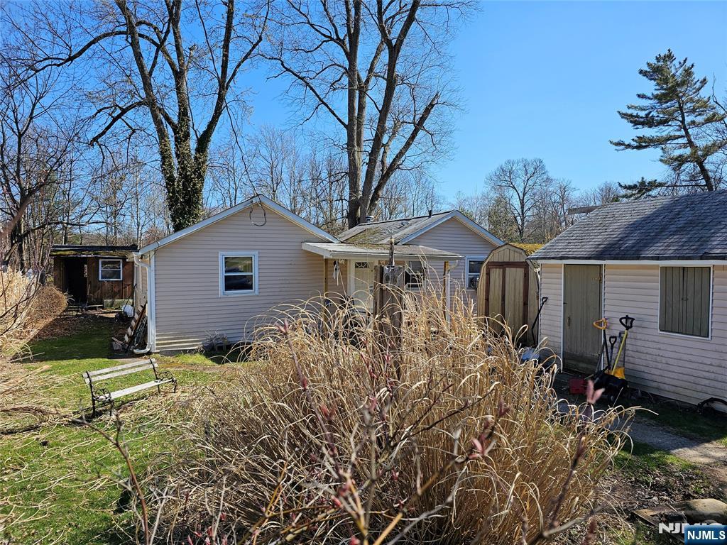 30 Riverside Dr, Oakland, NJ 07436