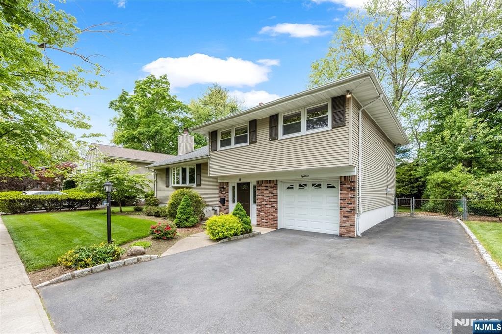 18 Dogwood Court, Westwood, NJ 07675 Listing Photo  3