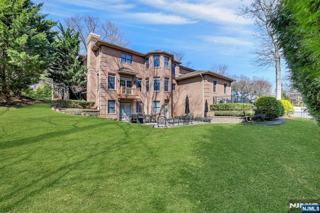 180 Chestnut Street - Photo 2