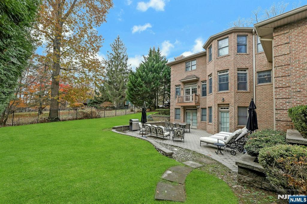 180 Chestnut Street - Photo 3