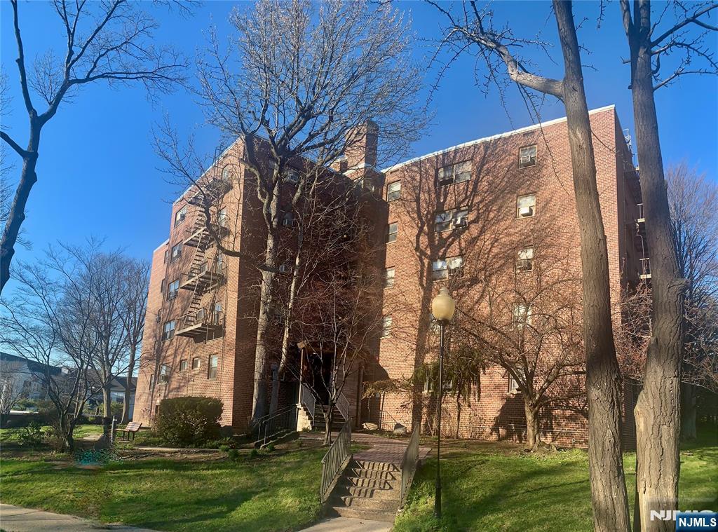 501 Linwood Dr #4, Fort Lee, NJ 07024