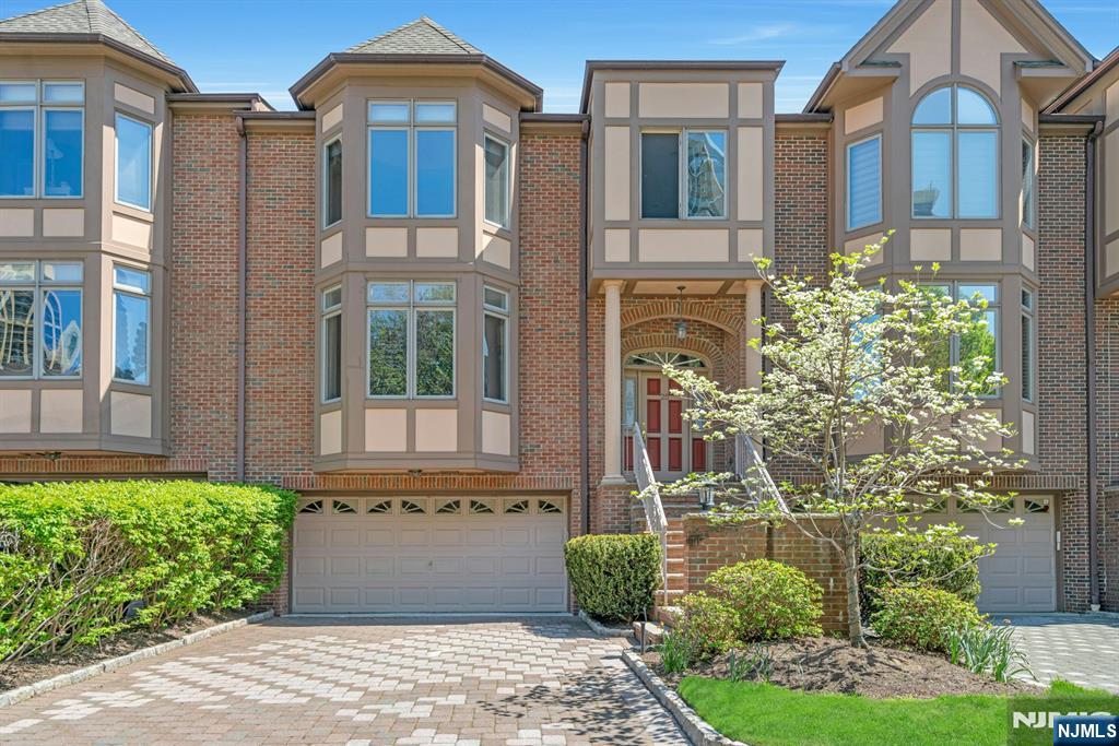 25 Victoria Place Fort Lee NJ 07024 | Sold