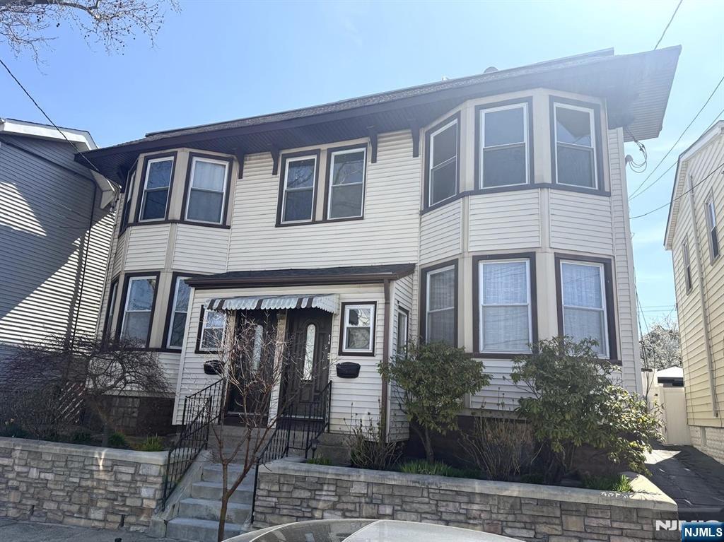 210-212 Maple Street 2 - Photo 1