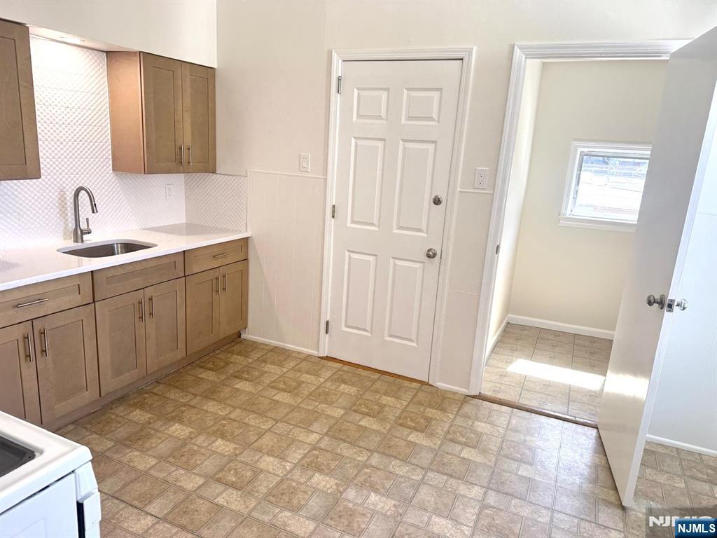 210-212 Maple Street 2 - Photo 3