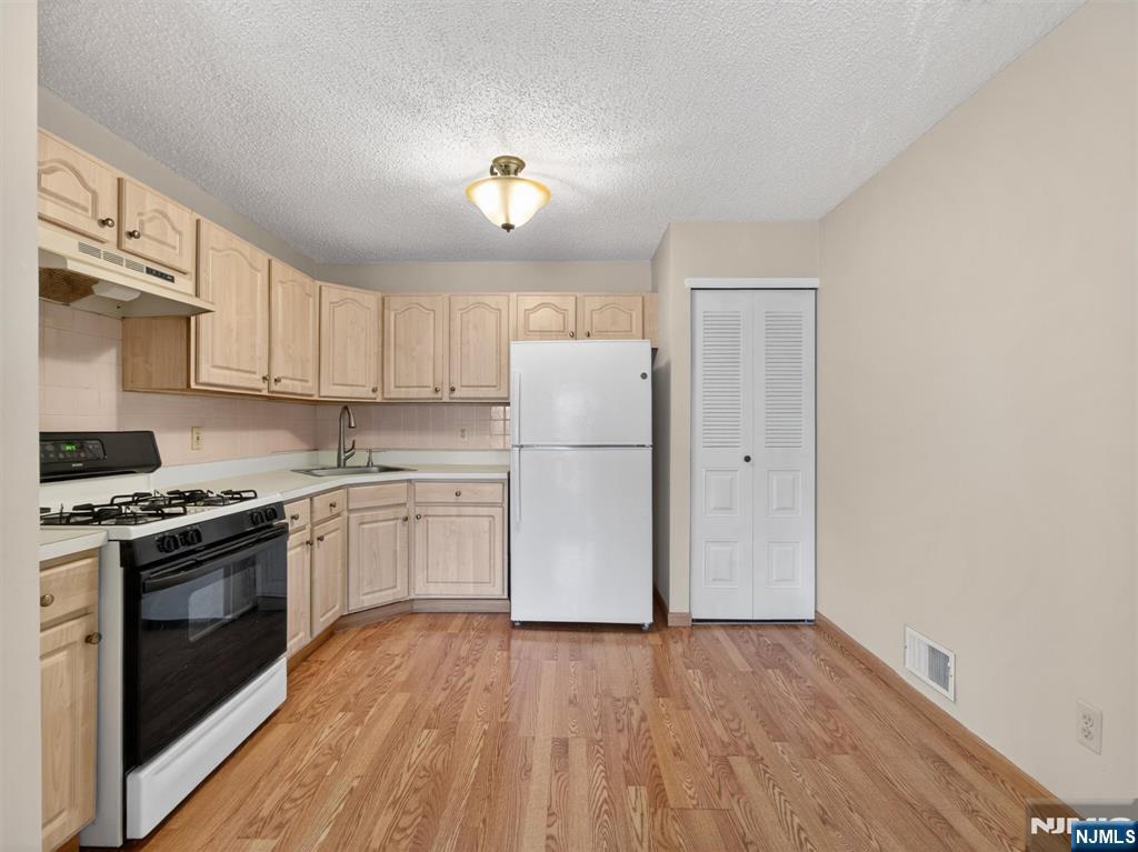 403 Poets, #403, Mahwah, NJ 07430 Listing Photo  5