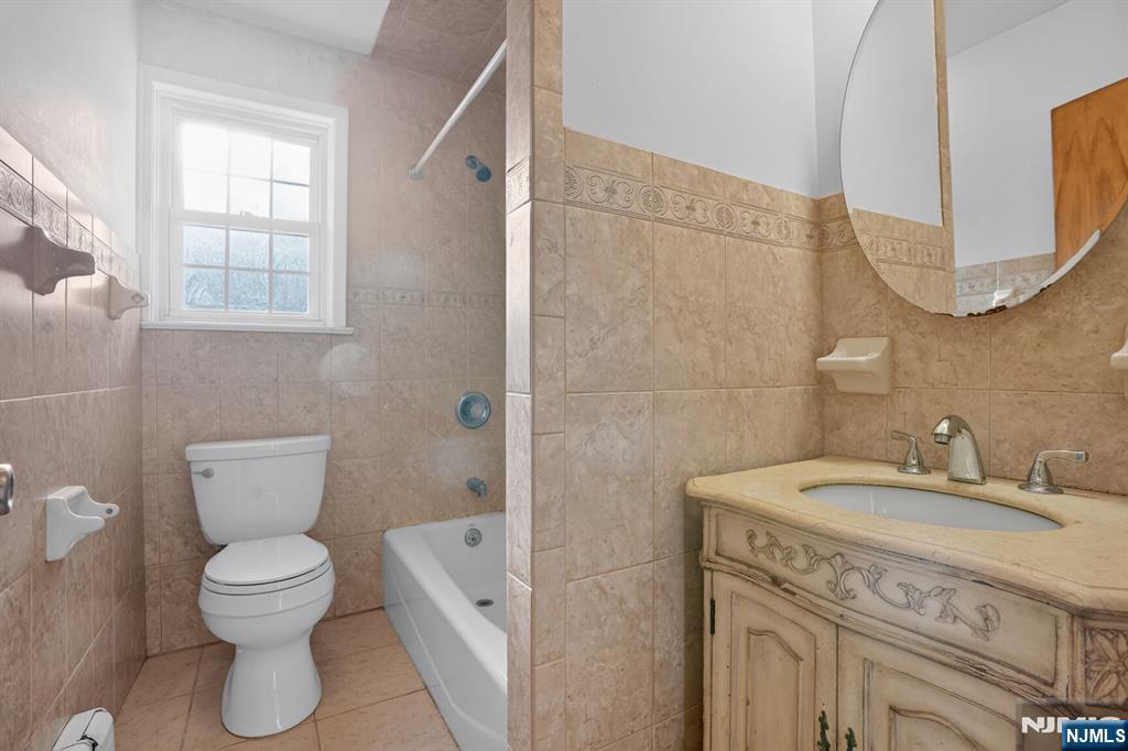 145 River Drive, Elmwood Park, NJ, 07407