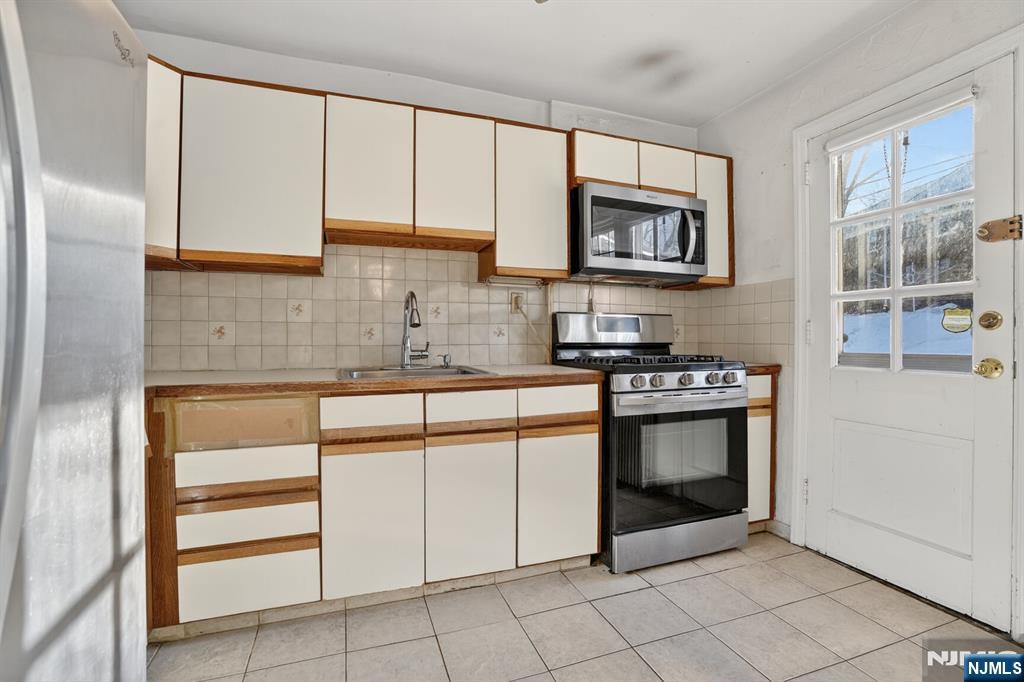 145 River Drive, Elmwood Park, NJ, 07407