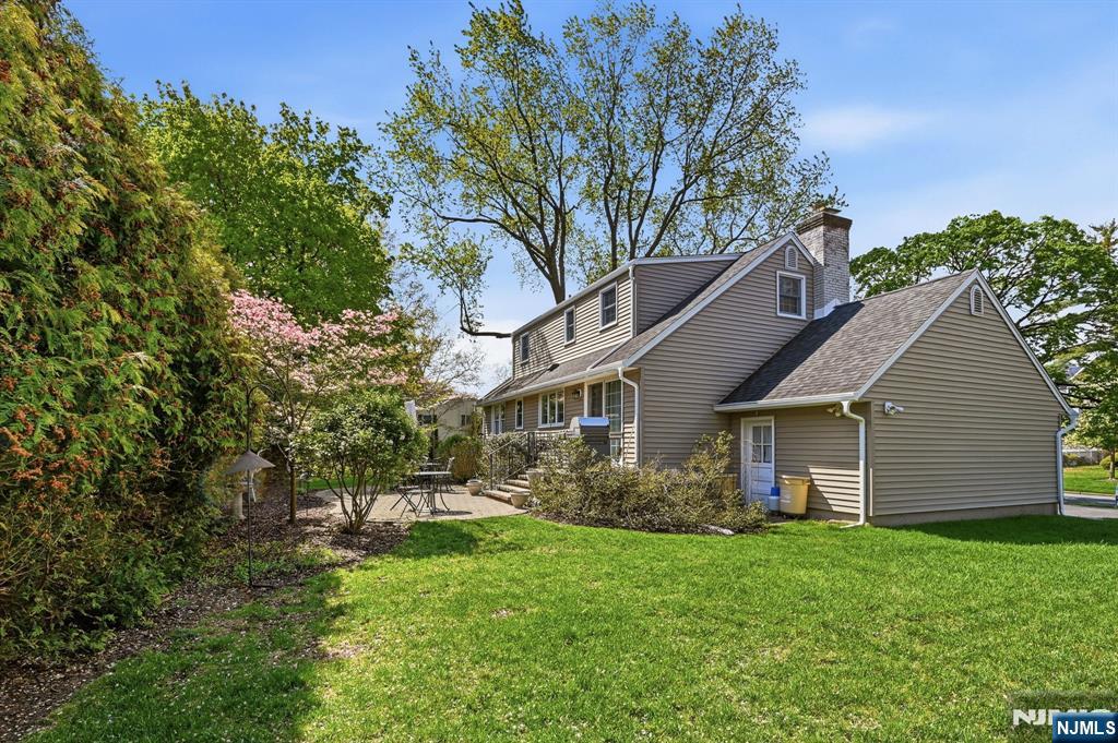 217 Jeffer Street - Photo 4