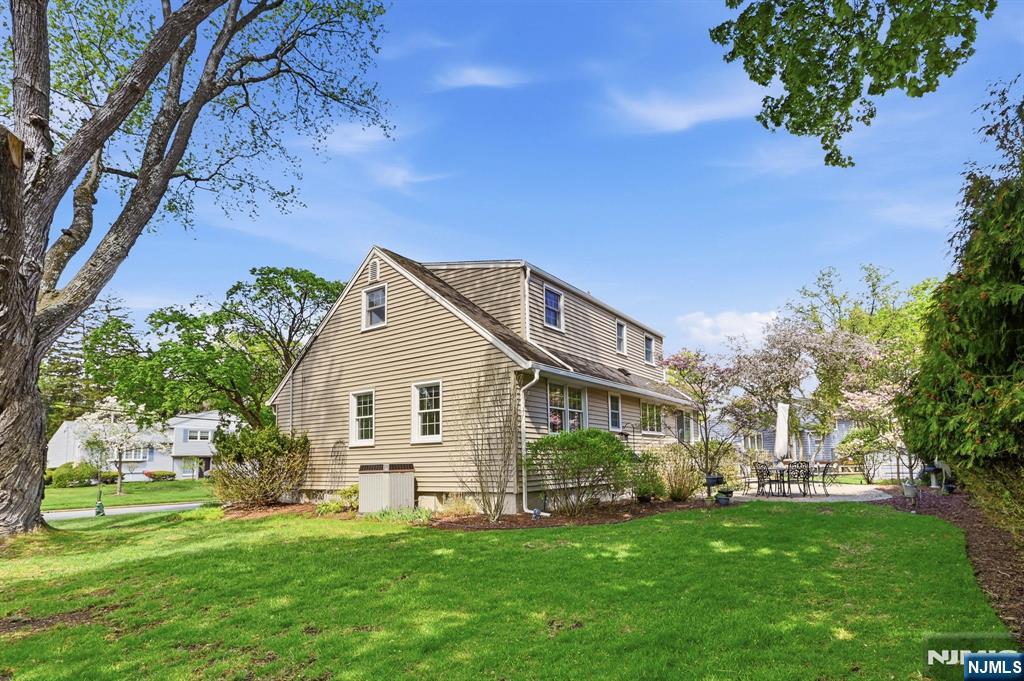 217 Jeffer Street - Photo 5