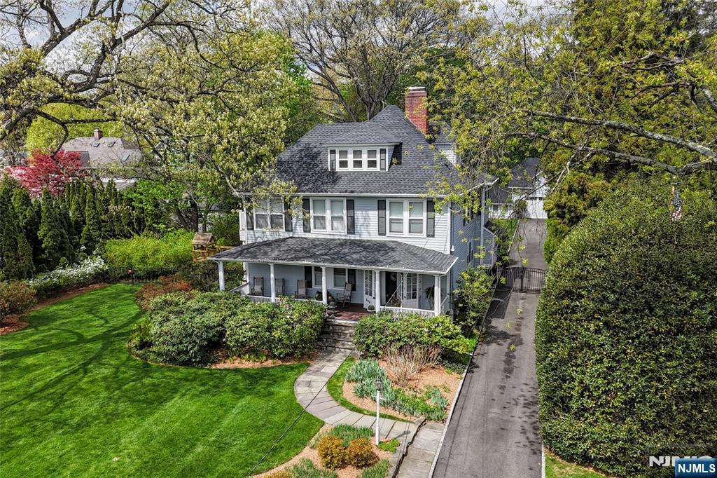 208 Lincoln Avenue - Photo 2