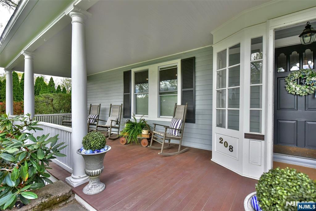 208 Lincoln Avenue - Photo 4