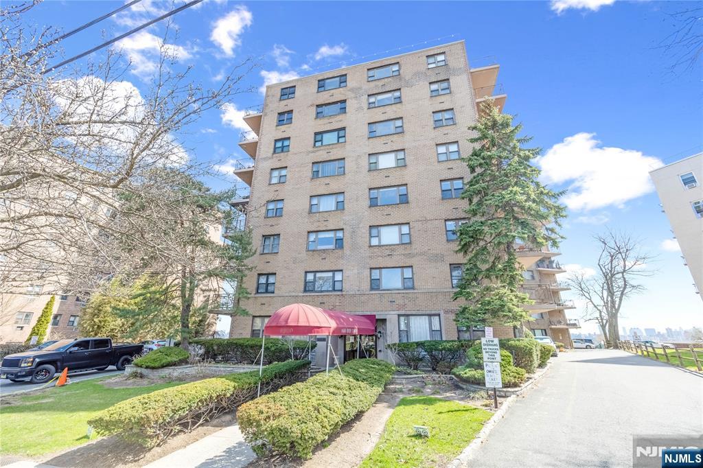 8800 Boulevard East 7F - Photo 1
