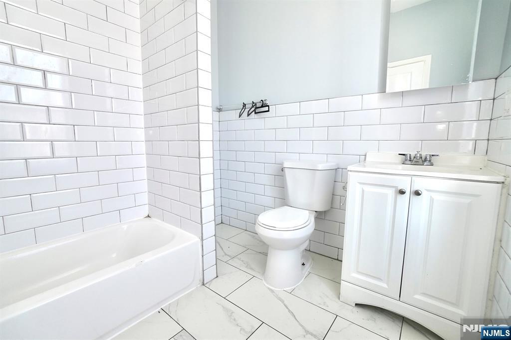 233 Bayview Avenue — photo 10