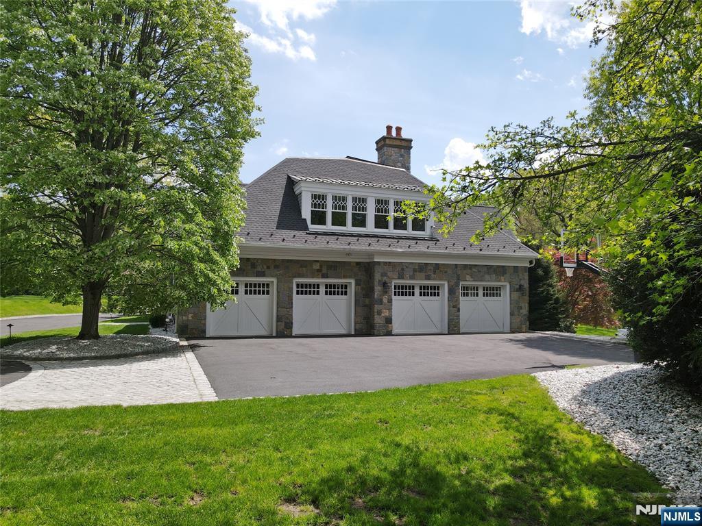 340 Indian Trail Dr, Franklin Lakes, NJ 07417