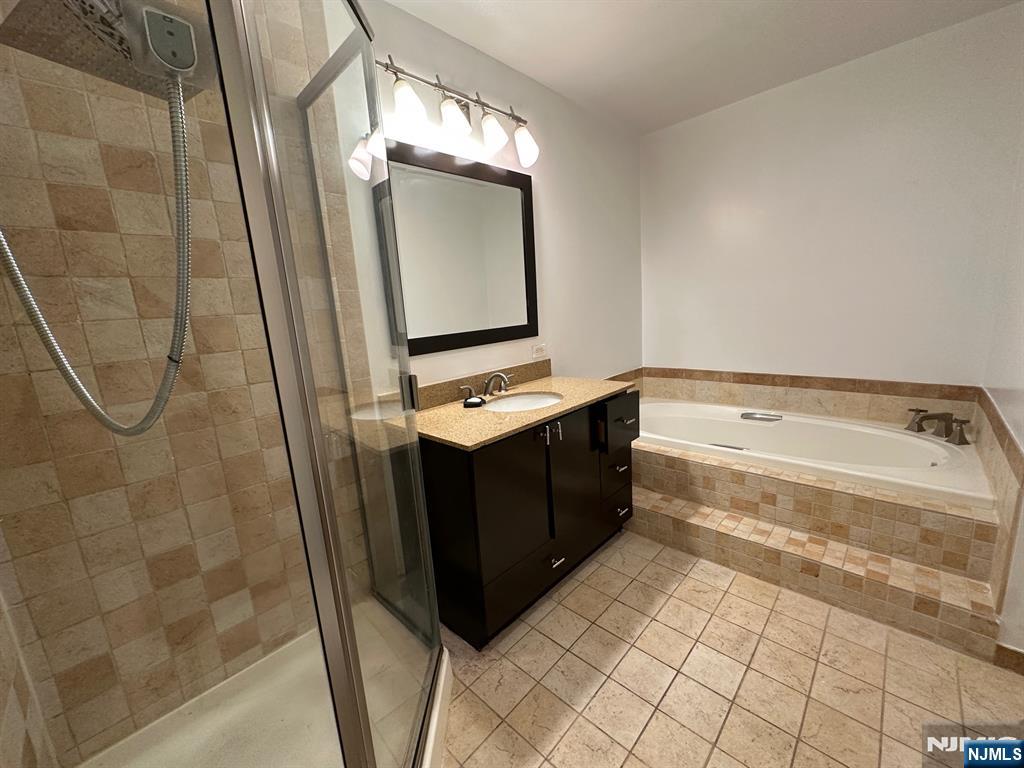 200 Grand Cove UNIT 5H, Edgewater, NJ, 07020