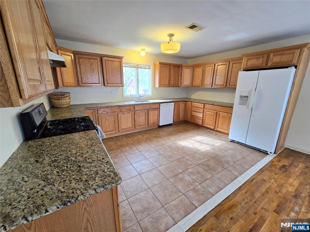 598 Broad Street - Photo 5