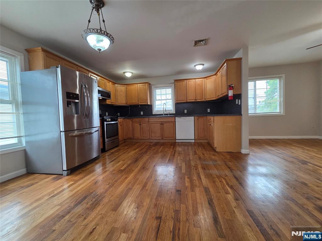 22 Broadway 2 - Photo 3