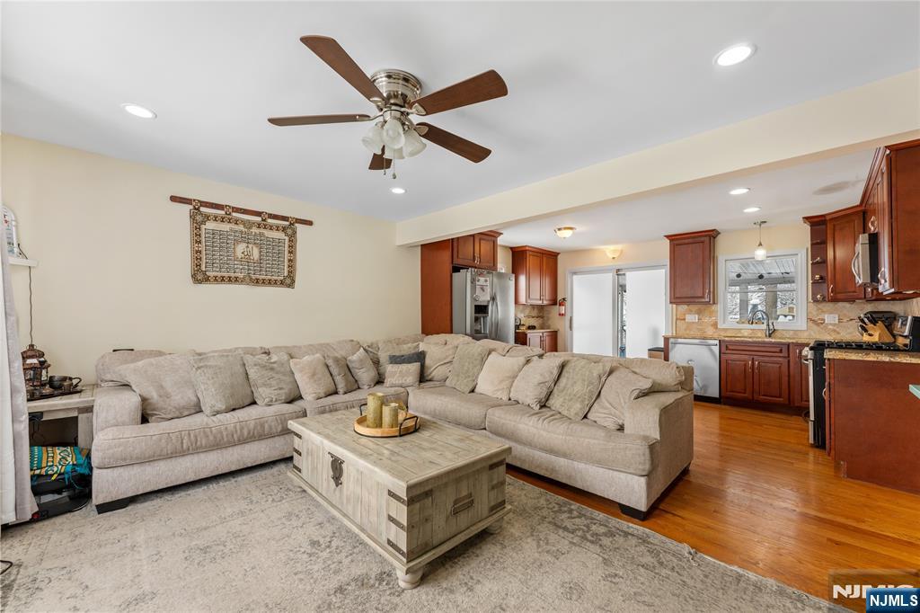 186 10th Avenue - Photo 4