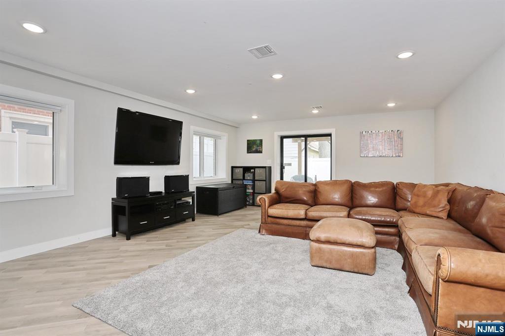 414 Lawton Avenue — photo 37