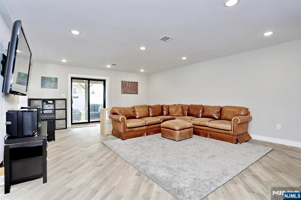 414 Lawton Avenue — photo 38