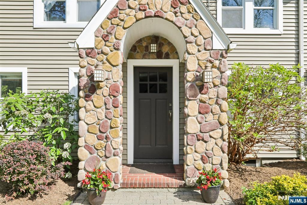 243 Lincoln Avenue - Photo 3