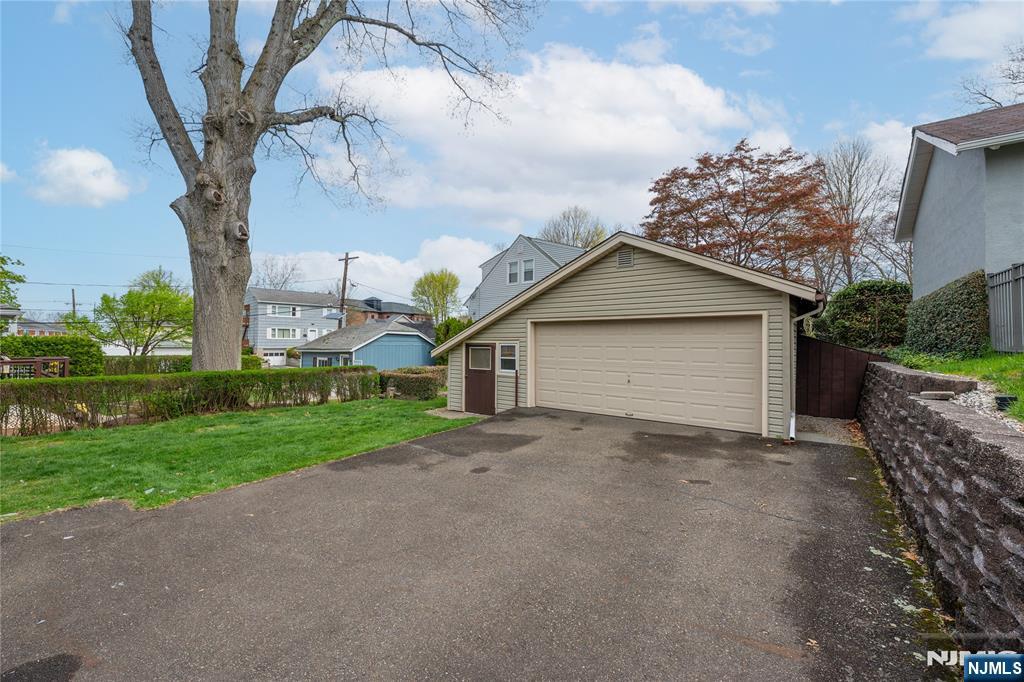 11 Oak Grove Road, Caldwell, NJ, 07006