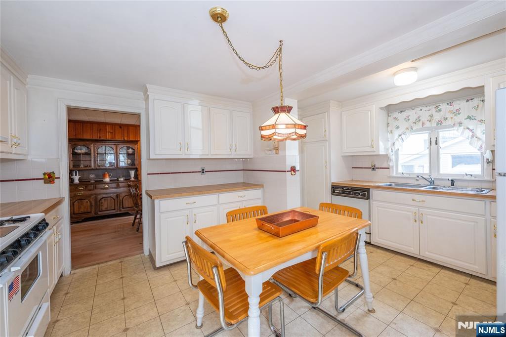 11 Oak Grove Road, Caldwell, NJ, 07006