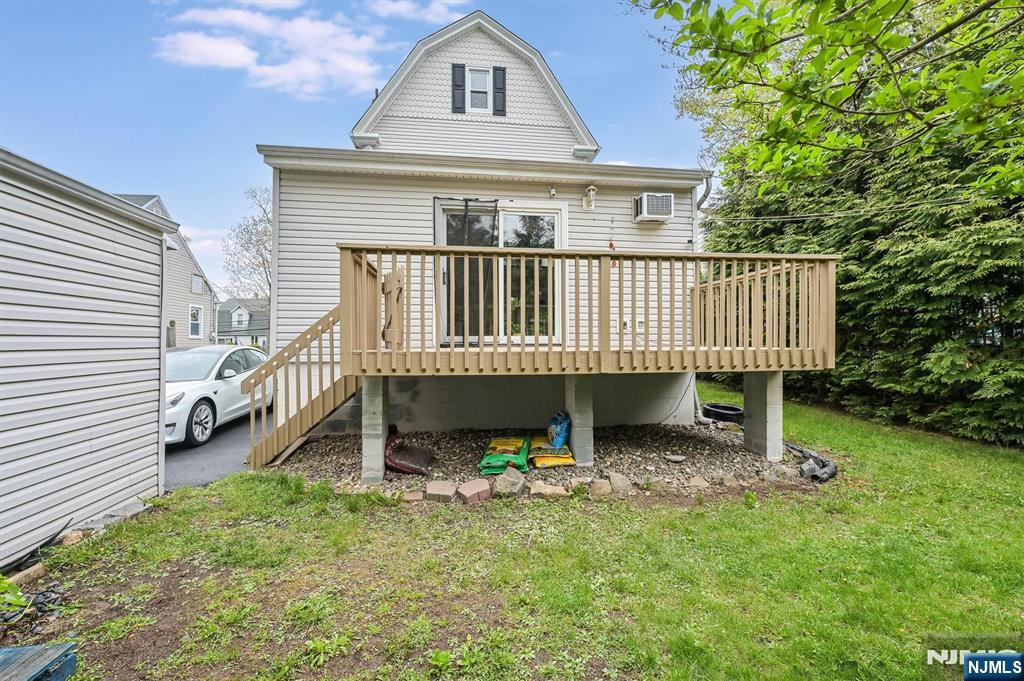 135 Cresskill Ave, Dumont, NJ 07628