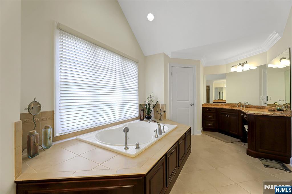 22 Meadow Lake Drive, Mahwah, NJ, 07430