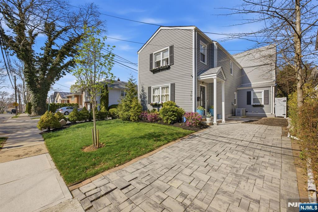 301 Roosevelt Avenue - Photo 2