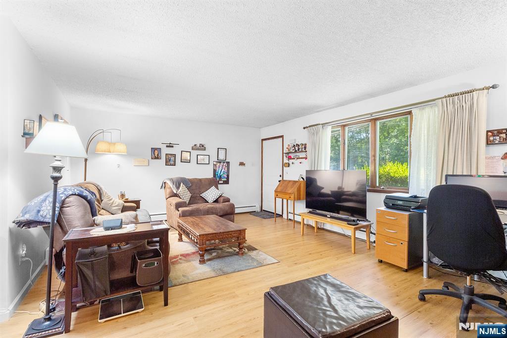 114 Van Dam Avenue - Photo 4