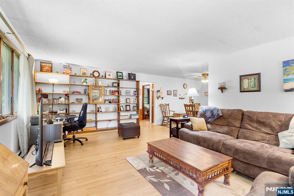 114 Van Dam Avenue - Photo 5