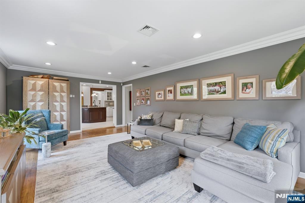 38 Trautwein Crescent, Closter, NJ, 07624