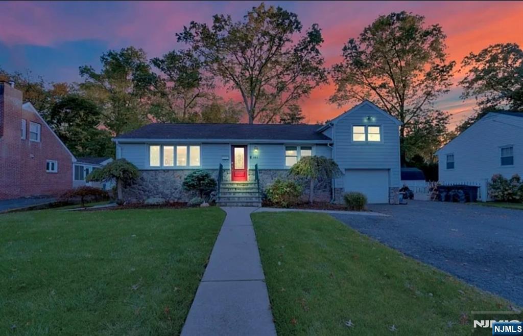 684 Spring Avenue - Photo 2