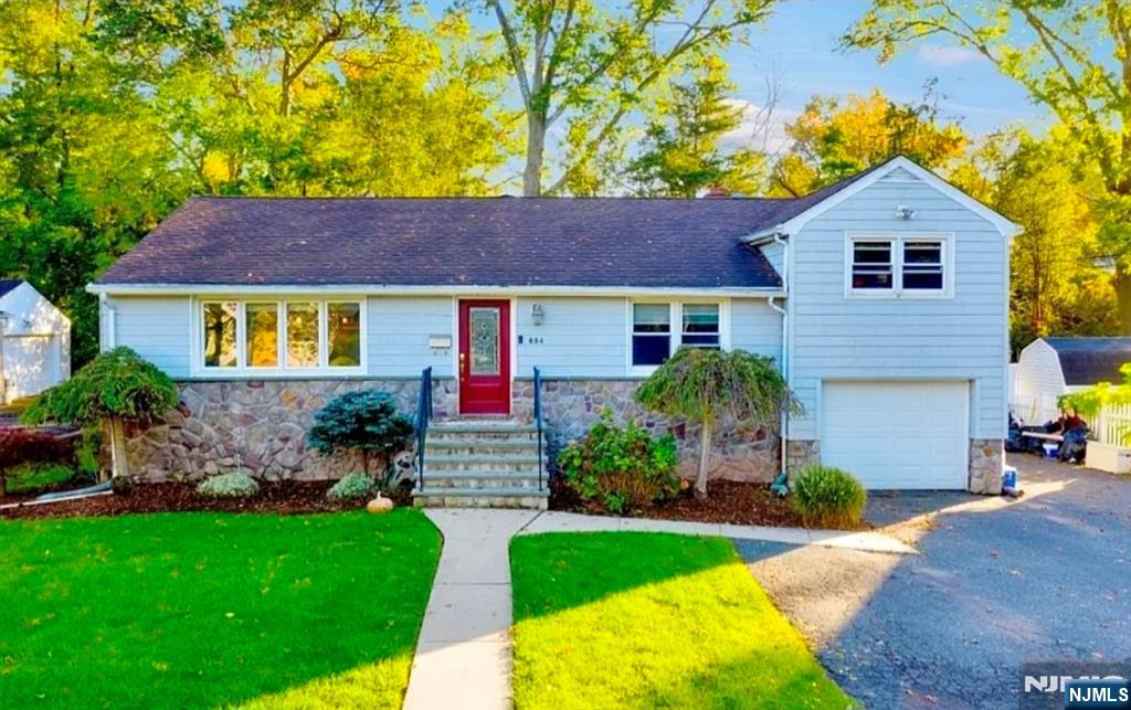 684 Spring Avenue - Photo 3
