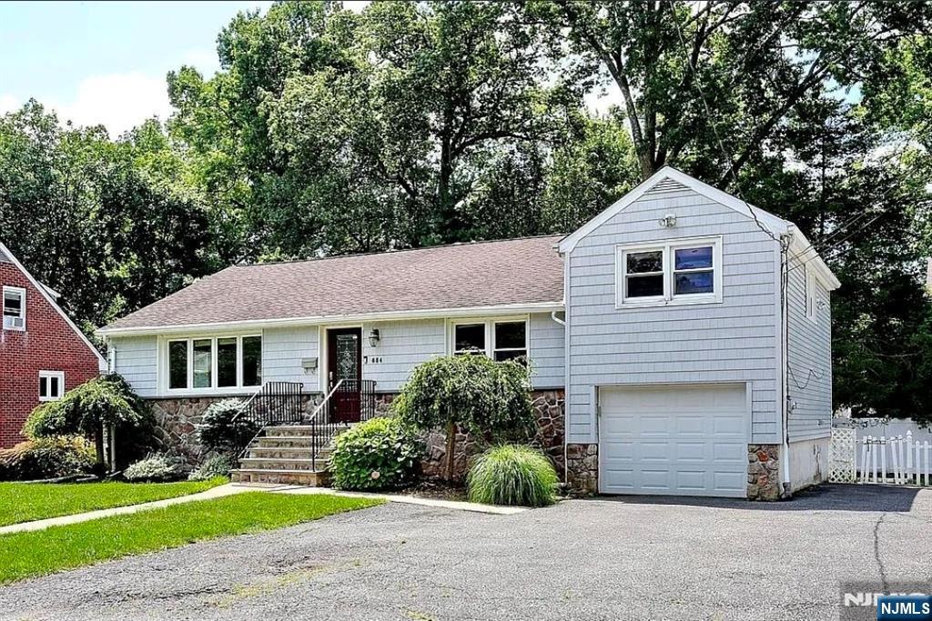 684 Spring Avenue - Photo 4