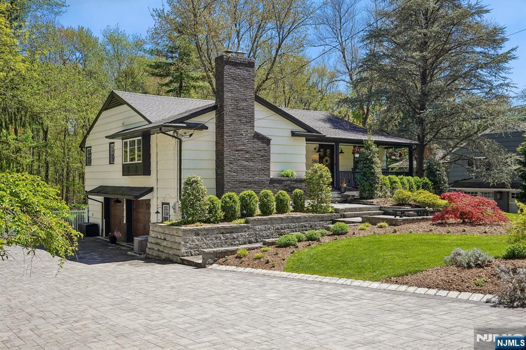 586 Sparrowbush Road — photo 3