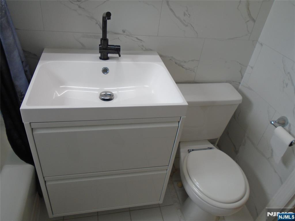 3021 Edwin Ave #4B, Fort Lee, NJ 07024