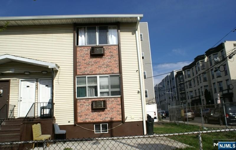 233 Straight - Photo 1