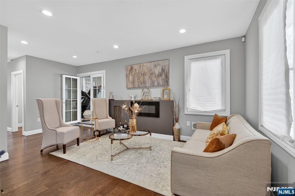 577 Grenville Avenue - Photo 2